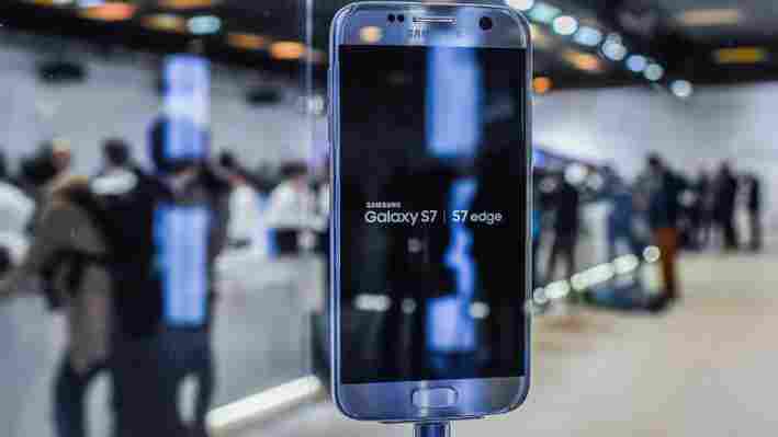 Samsung: Galaxy S7 nu are probleme cu bateria