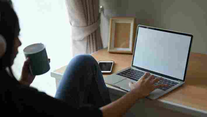 Un studiu arată că românii petrec peste șapte ore pe zi pe telefon și laptop