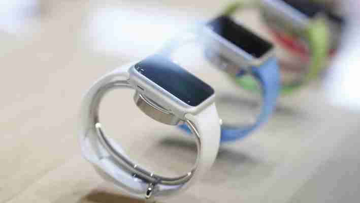 Cum îşi vinde Apple ceasurile de două ori