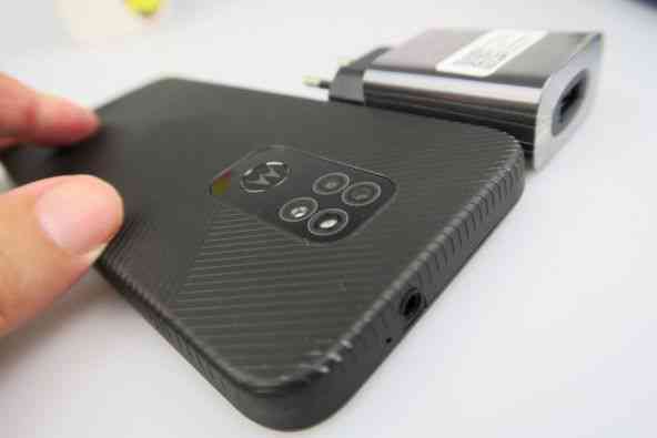 Motorola Defy 2021 Unboxing: un telefon robust cu preţ atractiv, rezistent la medii dure (Video)