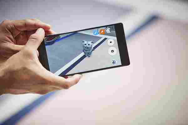 S-a lansat primul telefon dedicat platformei de realitate augmentată Google Tango