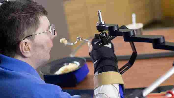 Un implant cerebral a permis unui bărbat paralizat să îşi mişte mâinile cu ajutorul gândurilor